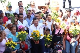 En Atlixco e Iz&uacute;car Armenta convive con cerca de 10 mil personas