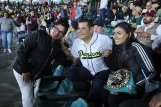 Armenta muestra su apoyo a los Pericos de Puebla en su defensa del campeonato 2023