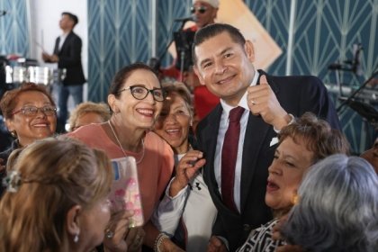 Con sensibilidad y cuidados, Gobierno de Puebla fortalece la paz en Casa del Abue