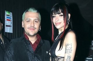 Novia de Christian Nodal se besa con alguien en concierto