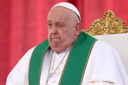 Papa Francisco presenta &ldquo;leve mejor&iacute;a&rdquo; en su salud, se&ntilde;ala el Vaticano