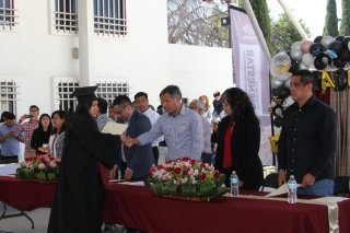 Grad&uacute;an a 98 alumnos de preparatoria abierta en centros de desarrollo comunitario de la capital