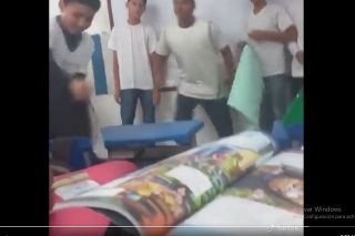 &iexcl;Ind&iacute;gnate&iexcl;! Estudiante apu&ntilde;ala a compa&ntilde;era en sal&oacute;n de clases