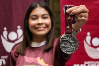 Presenta IJMP playera y medalla oficial de la Carrera "Juventud Imparable 2025"