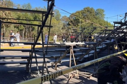 &iexcl;Foto fatal! Se desploman gradas de la universidad Veracruzana; 18 estudiantes heridos