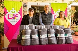 Entrega SMDIF cobertores a integrantes del taller de cooperaci&oacute;n para ciegos de Puebla