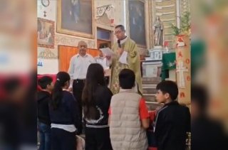 De la iglesia a las aulas: la Arquidi&oacute;cesis de Puebla bendice mochilas para el regreso a clases