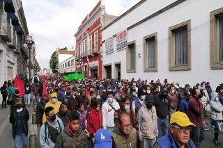 Caos y bloqueos en Puebla por marcha Antorchista para cancelaci&oacute;n de la verificaci&oacute;n