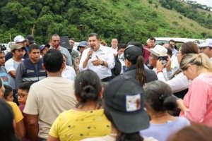 Gobierno federal y estatal encabezan reapertura de caminos y entrega de v&iacute;veres en Pantepec