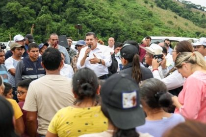 Gobierno federal y estatal encabezan reapertura de caminos y entrega de v&iacute;veres en Pantepec