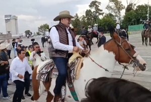 Armenta da banderazo a la cabalgata por el D&iacute;a del Charro