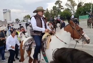Armenta da banderazo a la cabalgata por el D&iacute;a del Charro