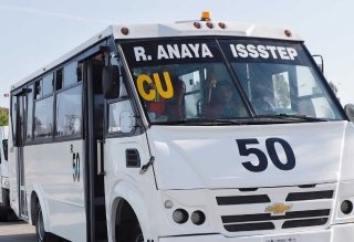 Puebla Capital, 'Capital de la Adrenalina': Pasajera prefiere practicar 'puentismo' sin cuerda que dejarse asaltar en la Ruta 50