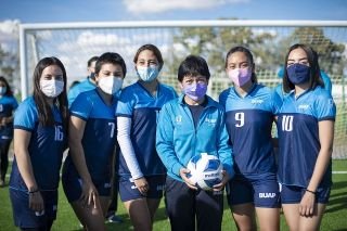 Con la tradicional patada de apertura, la Rectora Lilia Cedillo inaugura la cancha 5 de f&uacute;tbol soccer